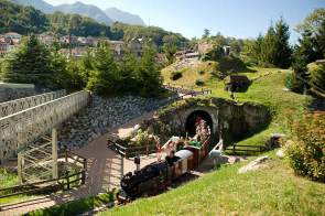 Minilandschaft: mit der Modelleisenbahn durch den Swiss Vapeur Park.