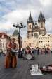 „Einer der denkwürdigsten Plätze der Stadt“: Straßenmusiker vor dem Doppelturm der Teynkirche am Altstädter Ring.