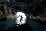 Unterwelt: Bei wenig Wellengang sind Abstecher in die Höhlen an der Küste eine schöne Abwechslung.