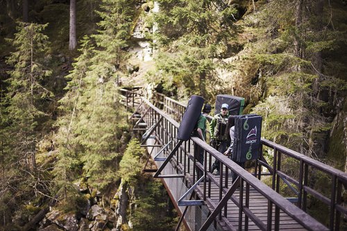 Jungkletterer Florian Grischott (l.) mit Bergführer Kasimir Schuler und Bamboo Saluz (r.) auf der Brücke zum Magic Wood. Die Sicherheitsmatten sind immer dabei.