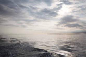 Meerchenhafte Schönheit: Mitten in der Nordsee, südwestlich von Pellworm, liegt die Hallig Süderoog. An ihrer längsten Stelle misst die kleinste ganzjährig bewohnte Hallig im Wattenmeer nur etwa einen Kilometer.