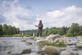 Fließarbeit: Fischer Franz-Xaver Huber fühlt sich wie in Kanada, wenn er nahe der Großhesseloher Brücke die Angelschnur auswirft.
