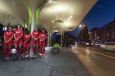 Haben die Spieler vom FC Schwabing etwas zu feiern, dann zieht es sie oft zur Münchner Freiheit. Dort, vor der Kulisse der futuristischen Trambahnhaltestelle, entstand auch dieses Foto.