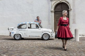 Rock’n’Roll: Das Ehepaar Michael und Jutta Kipp mit seinem Fiat 600 D, Baujahr 1963, vor der Pfarrkirche San Giorgio in Mezzano.