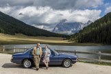 Neuzeitlich: Peter und Ursula Boehm neben ihrem BMW CSI E, Baujahr , am Ufer des Cailita-Sees.