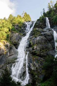 Fallbeispiel: Die gut 130 Meter hohen Wasserfälle von Nardis im Val di Genova.