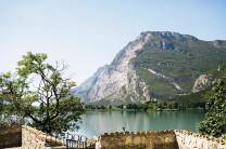 Bergeweise: Blick von der Terrasse des Castel Toblino über den Lago di Toblino.